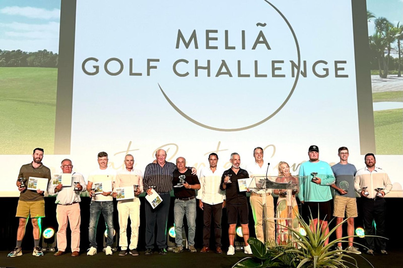 El señor José María Dalmau, VP Business Development de Meliá, acompaña a los ganadores del Meliá Golf Challenge que se jugó en los campos La Cana Golf Club, Cocotal Golf Course, y Corales Golf Course.