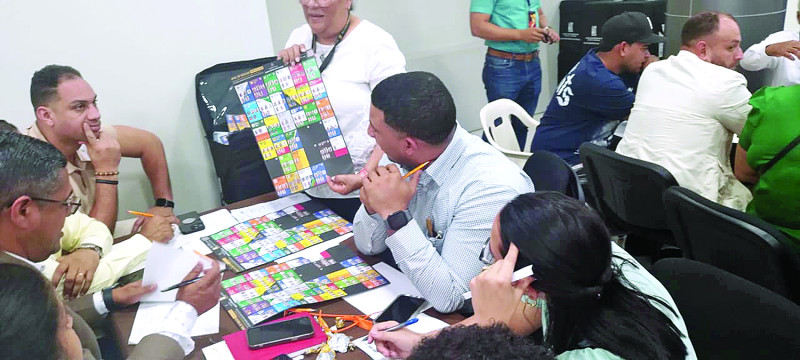 Miembros de la Junta Municipal Electoral de Santiago realizan conteo para elegir a los regidores.
