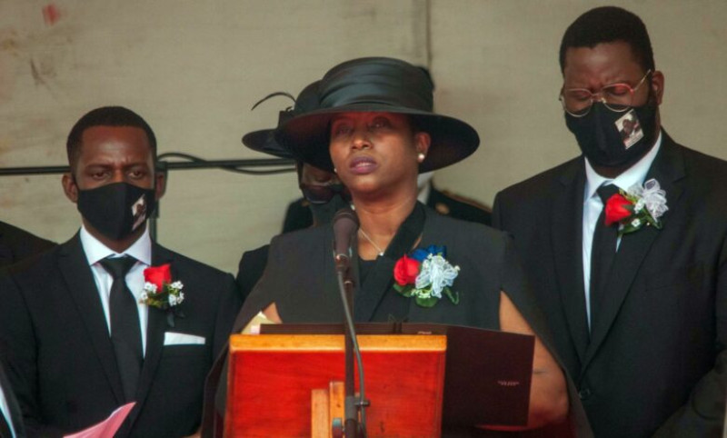 La primera dama de Haití, Martine Moise, habla en el funeral de su esposo, el presidente Jovenel Moise, el 23 de julio de 2021, en Cap-Haitien, Haití.