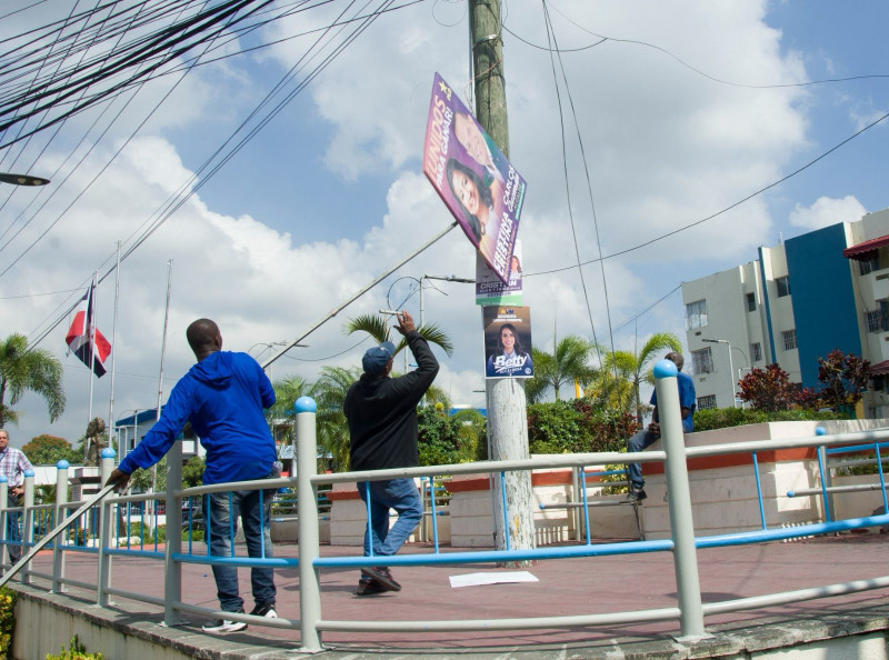 Personal operativo de la Alcaldía de Santo Domingo Norte (ASDN) retira afiches en principales vías del municipio.