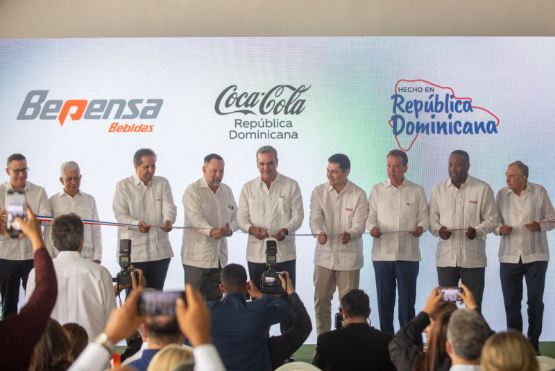 Luis Abinader, acompañado del ministro de Industria, Comercio y Mipymes, Víctor Bisonó, los accionistas del Grupo Bepensa y ejecutivos regionales de la Compañía. Coca-Cola.