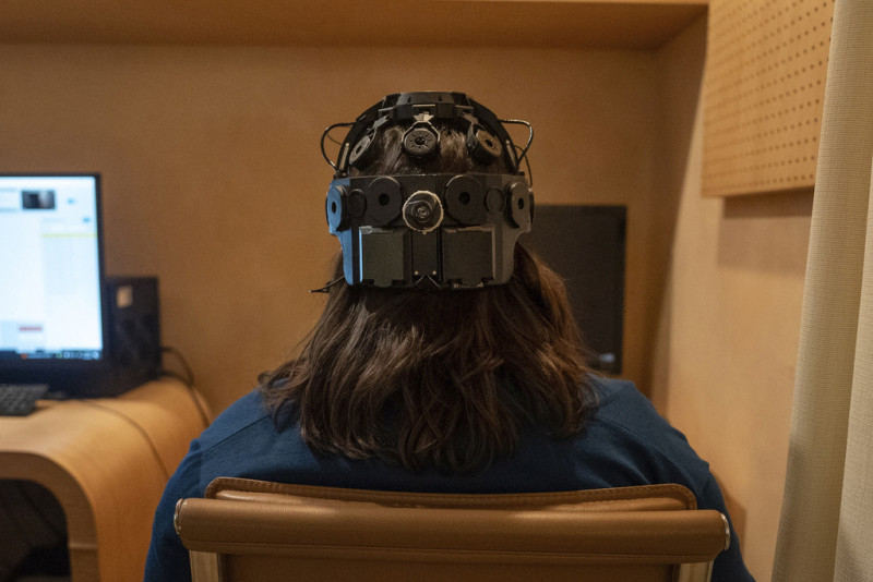 Emily Hollenbeck, paciente de terapia de estimulación cerebral profunda, muestra un dispositivo EEG que registra la actividad cerebral mientras ella ve videos cortos en el "Q-Lab",  el 20 de diciembre de 2023, de Mount Sinai, en Nueva York.