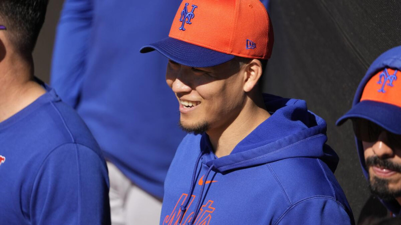 Kodai Senga, lanzador de los Mets de Nueva York, sonríe duranta un entrenamiento de primavera, el martes 20 de febrero de 2024, en Port St. Lucie, Florida.