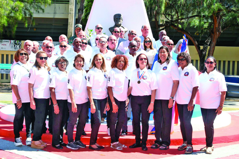 Integrantes de las selecciones femenina y masculina que lograron el bronce en los XII Juegos Centroamericanos y del Caribe junto a las autoridades deportivas.