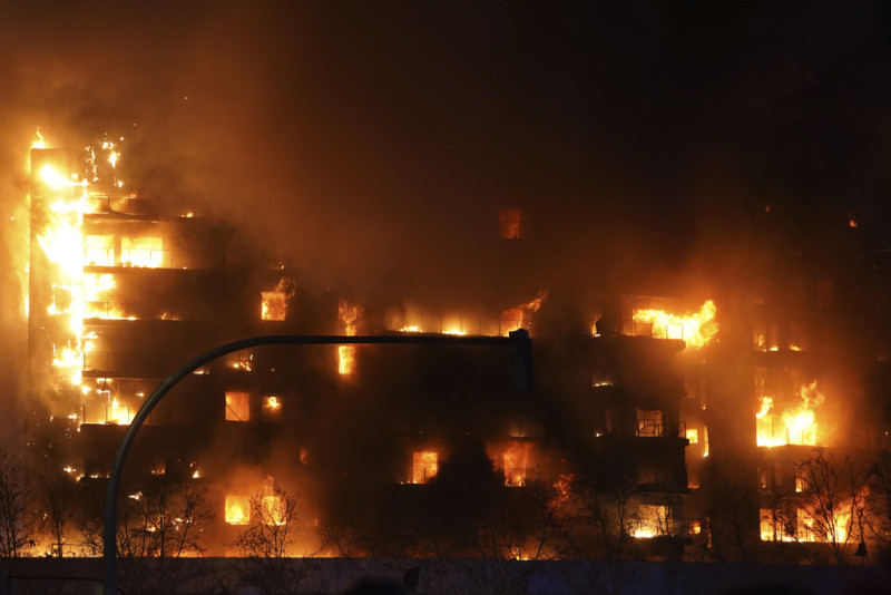 Un edificio residencial arde en llamas en Valencia, España, el jueves 22 de febrero de 2024