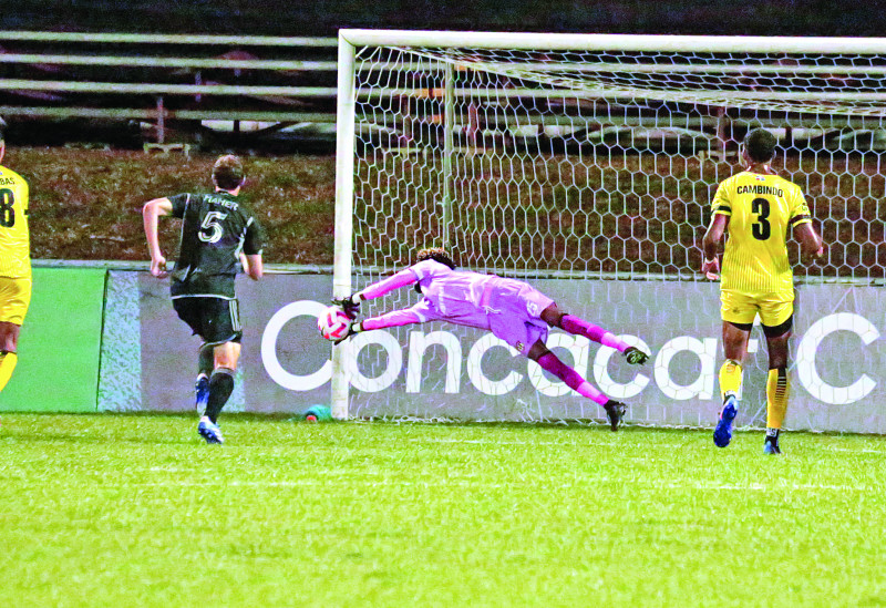 Pascual Ramírez, Moca FC ataja un disparo en la victoria 3-0 de Nasville SC sobre los cibaeños en Santiago.