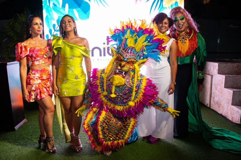 Haidy Cruz, Lady Álvarez, Carla Olivo y La Pitonisa junto a un personaje del carnaval.