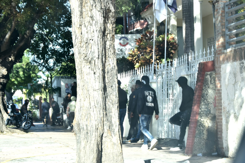 Grupo de hombres que no quieren dar su identidad se encuentran en la afueras del Colegio de Abogados de la República Dominicana.