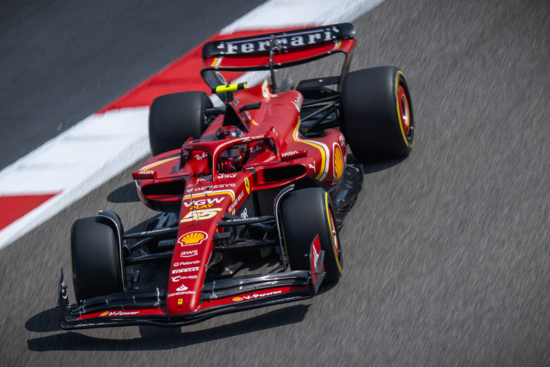 El piloto español de Ferrari, Carlos Sainz Jr, conduce durante el tercer día de pruebas de pretemporada de Fórmula Uno en el Circuito Internacional de Bahréin en Sakhir