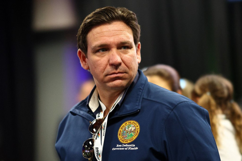 El gobernador de Florida Ron DeSantis asiste a la reunión de pilotos antes de la NASCAR Cup Series Daytona 500