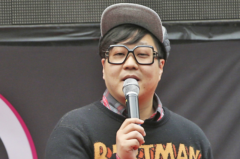 Lee Ho-yang, un destacado compositor y productor de K-pop más conocido por su nombre profesional de "Shinsadong Tiger", habla durante una presentación en Seúl, Corea del Sur, el 12 de abril de 2015. Lee fue encontrado muerto el viernes 1 de febrero de 2015. 23 de 2024, dijo la policía de Corea del Sur.
