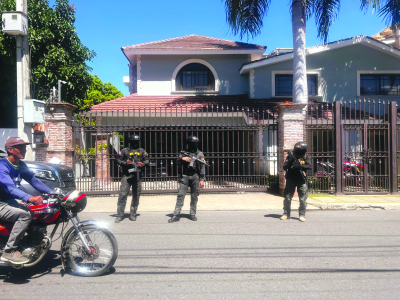 Agentes de la Procuraduría Especializada Antilavado custodian una de las casas allanadas durante el operativo.