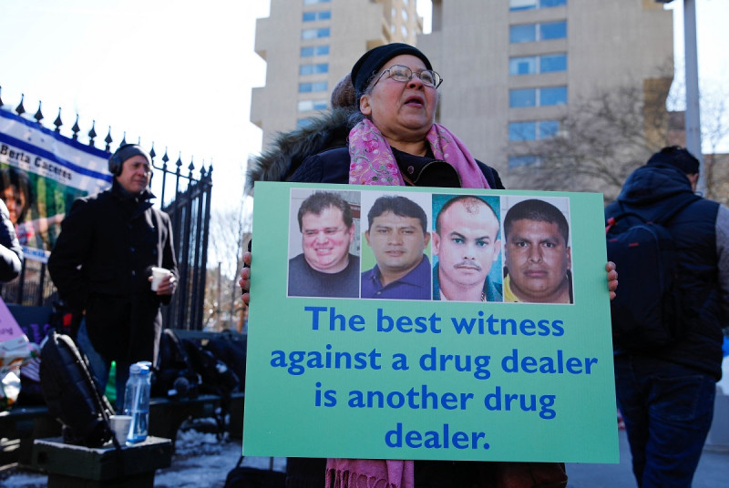 La gente protesta frente en Manhattan mientras comienza el juicio por tráfico de drogas contra el expresidente Juan Orlando Hernández el 20 de febrero de 2024.