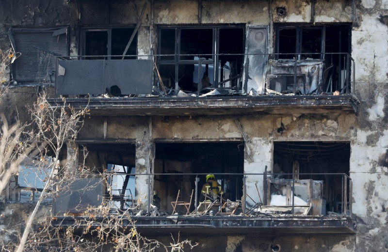 Un bombero trabaja en el interior de un bloque de viviendas de varias plantas incendiado dos días después de que un gran incendio matara a diez personas, en Valencia, el 24 de febrero de 2024