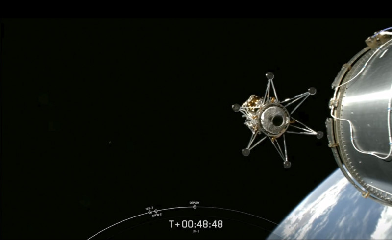 Esta imagen de un video distribuido por Space X via NASA TV muestra el módulo lunar de Intuitive Machines al separarse del cohete y dirigirse a la luna, 15 de febrero de 2024.