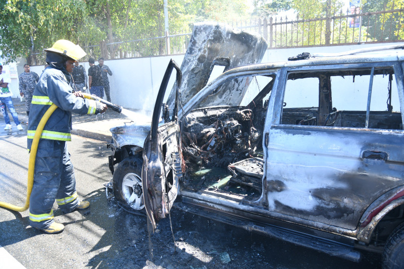 Bomberos controlan vehículo incendiado