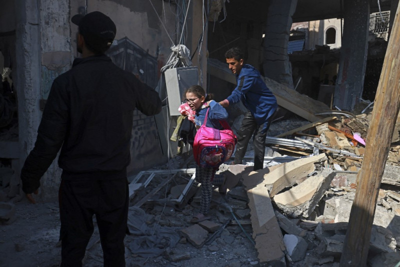 Palestinos huyen de sus hogares tras un bombardeo israelí en Rafah, en el sur de la Franja de Gaza, el 24 de febrero de 2024