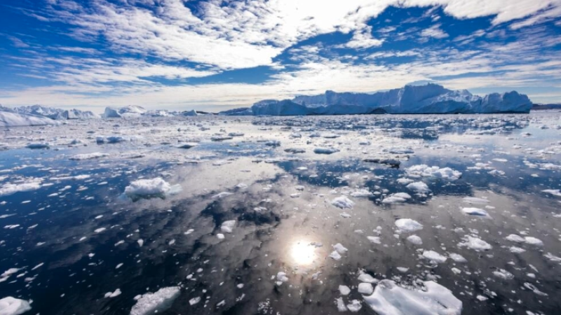 El hielo se recupera del océano tras desprenderse de forma natural de los icebergs, como en la bahía de Disko, Groenlandia (28/06/2022).
