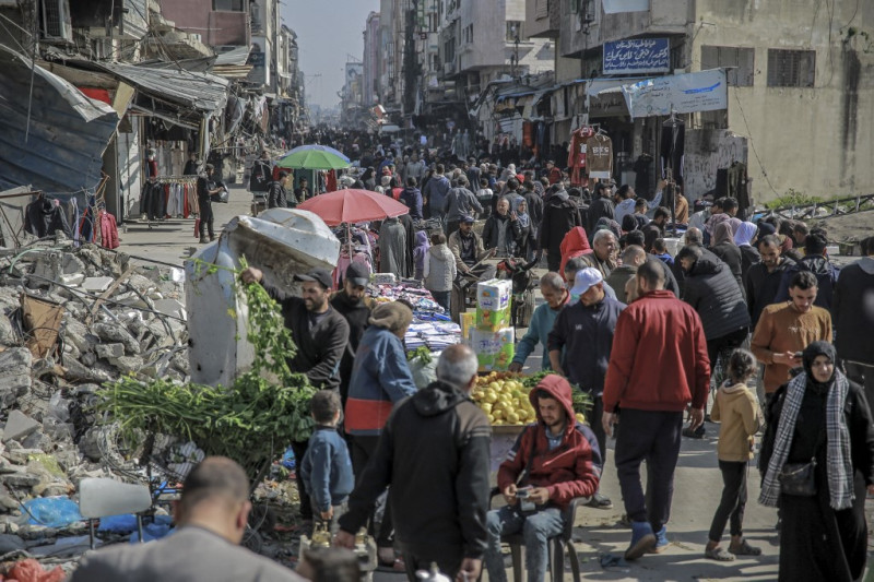 Los palestinos se agolpan en una zona de mercado en la ciudad de Gaza el 24 de febrero de 2024, en medio del conflicto en curso en la Franja de Gaza entre Israel y el movimiento militante palestino Hamas.
