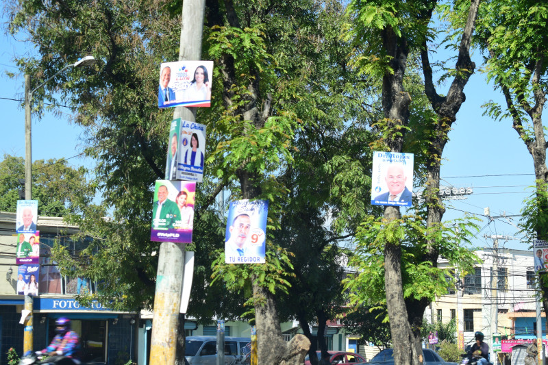Calles de Santo Domingo con vallas diferentes candidados a alcalde y regidores.