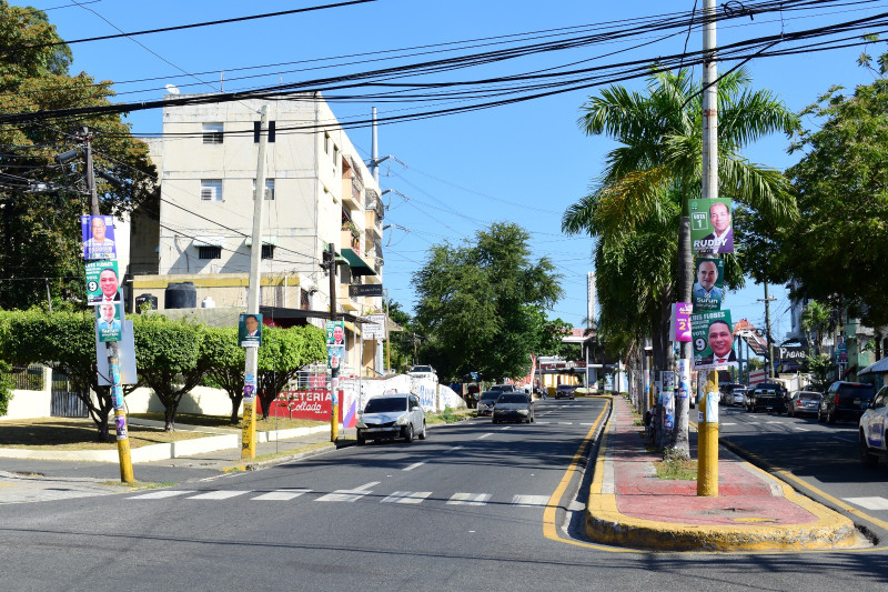 Carteles en diferentes municipios de Santo Domingo.