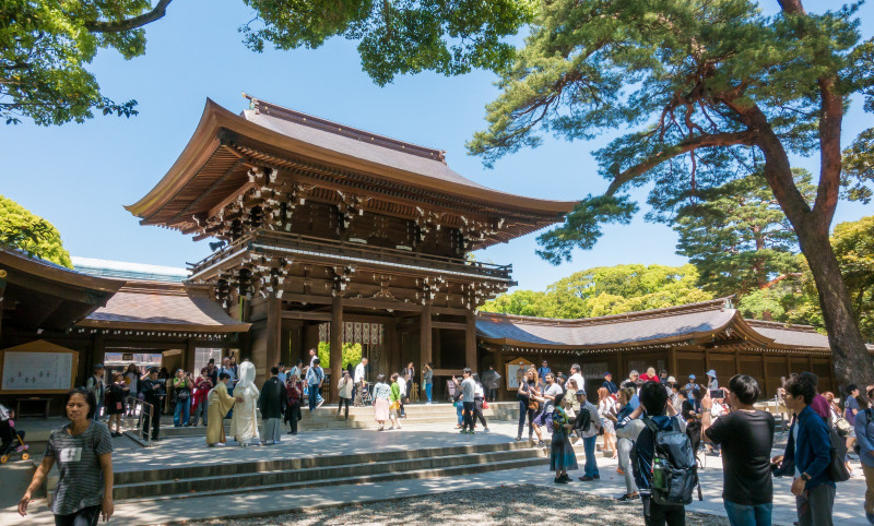 Turistas toman foto de Santuario de Meiji