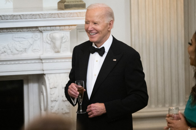 Joe Biden recibe a los gobernadores de EE.UU. y sus cónyuges en una cena de etiqueta en el Comedor de Estado de la Casa Blanca en Washington, DC, 24 de febrero de 2024