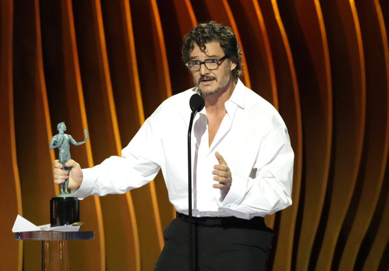 Pedro Pascal recibe el premio a mejor actor en una serie de drama por “The Last of Us” en la 30a entrega anual de los Premios SAG del Sindicato de Actores de la Pantalla el sábado 24 de febrero de 2024 en el Shrine Auditorium en Los Ángeles.