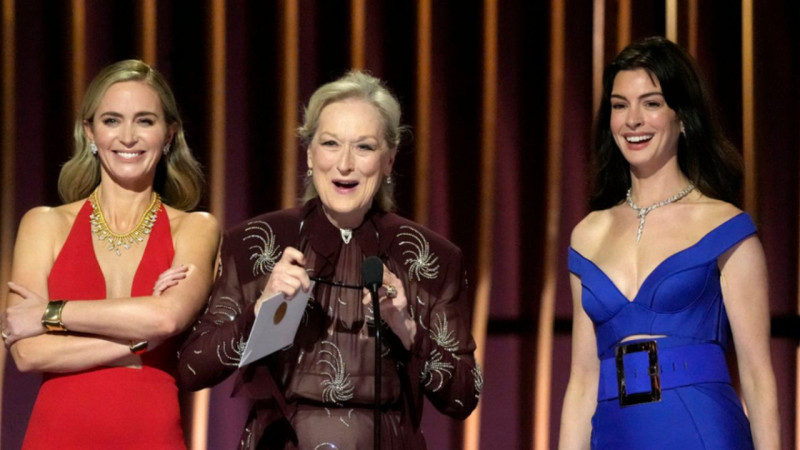 Emily Blunt, de izquierda a derecha, Meryl Streep y Anne Hathaway presentan el premio a la actuación destacada de un actor masculino en una serie de comedia durante la 30ª edición anual de los Screen Actors Guild Awards el sábado 24 de febrero de 2024 en el Shrine Auditorium de Los Ángeles. .