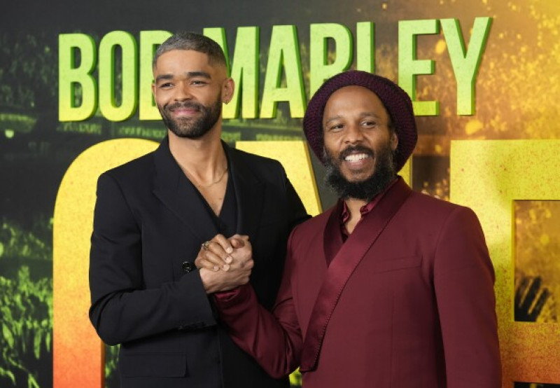 Kingsley Ben-Adir, izquierda, protagonista de "Bob Marley: One Love", posa con el hijo de Marley, Ziggy, en el estreno de la película el martes 6 de febrero 2024, en Los Ángeles.