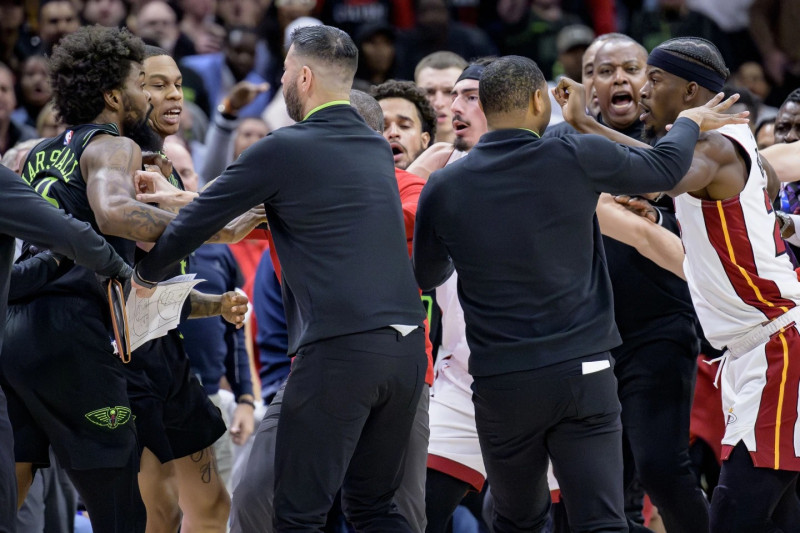 El delantero de los New Orleans Pelicans, Naji Marshall, izquierda, y el delantero de los Miami Heat, Jimmy Butler, derecha, son separados durante una pelea.