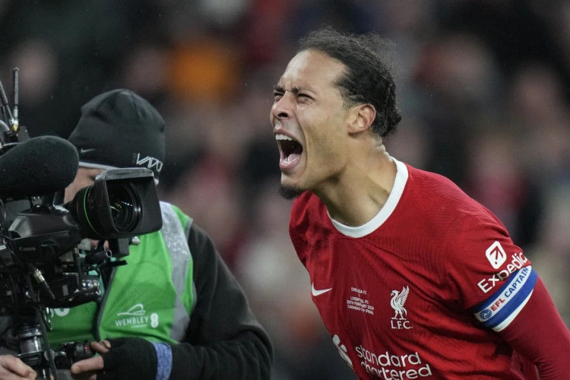 Virgil van Dijk celebra tras anotar el gol que le dio a Liverpool la victoria 1-0 ante Chelsea en la final de la Copa de la Liga ingles.