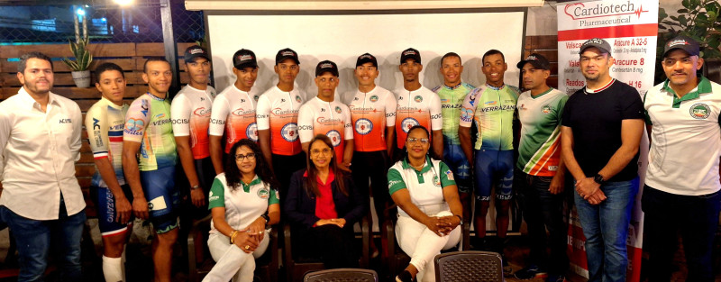 Parte de los integrantes de los equipos que representarán a Santiago en la versión número 45 de la Vuelta Ciclista Independencia.