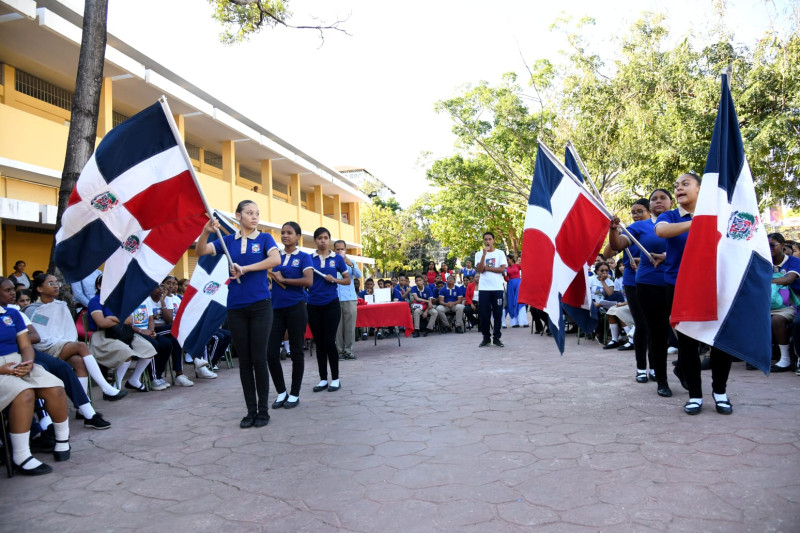 Estudiantes participan en actividad del mes de la patria.