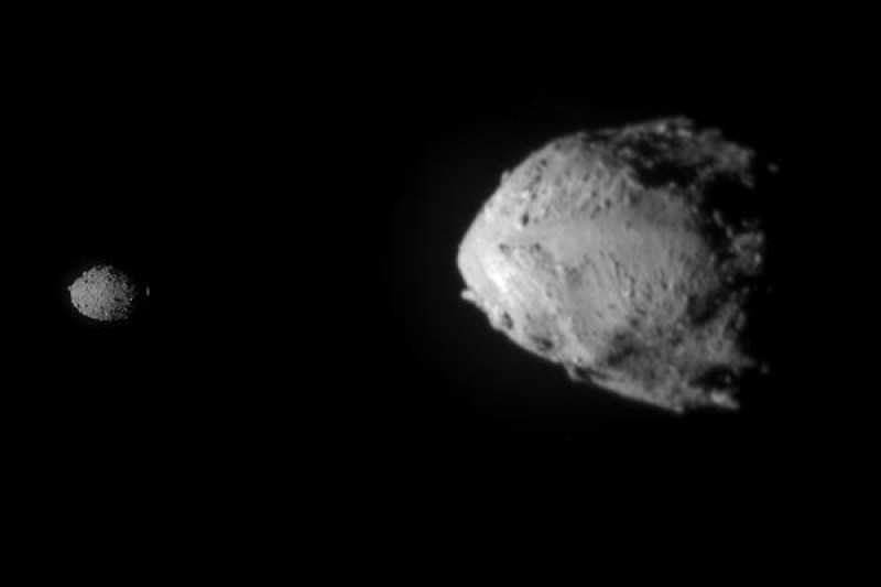 Vistas de los asteroides Dimorphos (izquierda) y Didymos (derecha).