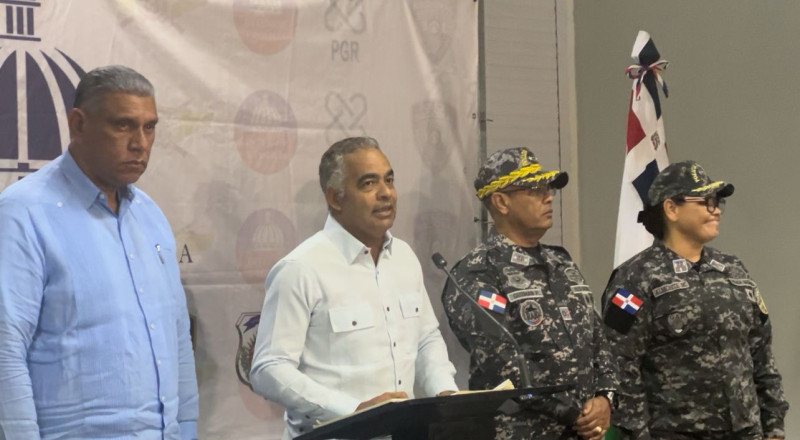 El Ministro de la Presidencia, Joel Santos acompañado del Ministro de Interior y Policia, Chú Vásquez y representantes militares.