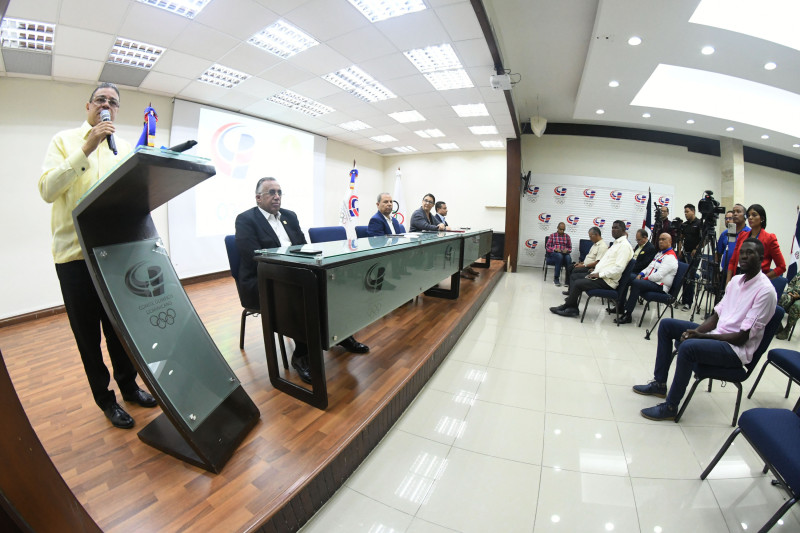 Francisco Camacho, ministro de Deportes, durante su intervención en el acto. Figuran Luis Mejía, Garibaldy Bautista, Briggite Veynes y Miguel Camacho.