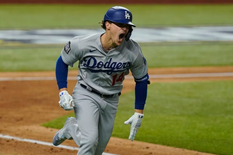 Kike Hernández al momento de conectar un cuadrangular para los Dodgers en un juego de postemporada.