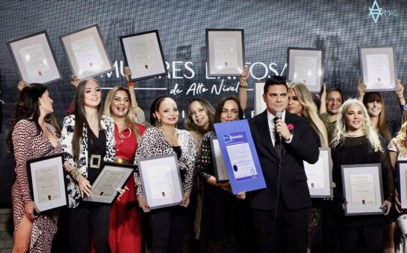 Alberto Maucó junto a mujeres reconocidas en una de las ediciones previas del evento.