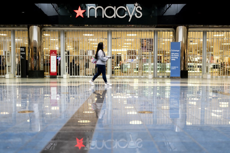 Una persona pasa por una tienda Macy's en Hyattsville, Maryland, el 22 de febrero de 2022. Los icónicos pero en apuros grandes almacenes estadounidenses Macy's anunciaron planes el 27 de febrero de 2024 de cerrar casi un tercio de sus ubicaciones homónimas para 2026, mientras que desarrollando sus marcas exclusivas Bloomingdale's y Bluemercury.