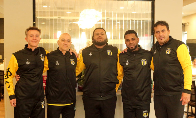 El entrenador uruguayo Maximiliano Viera junto a jugadores y personal del cuerpo técnico de Moca Fútbol Club.