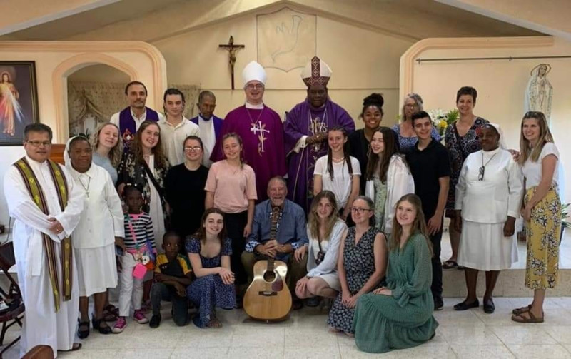 El obispo Castro Marte y el sacerdote estadounidense Robert junto a un grupo de religiosos.