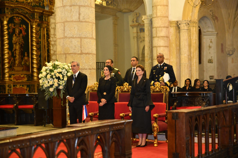 Antes de depositar la ofrenda floral en el Altar de la Patria, el presidente Abinader asistió a un tedeum por la Independencia Nacional.