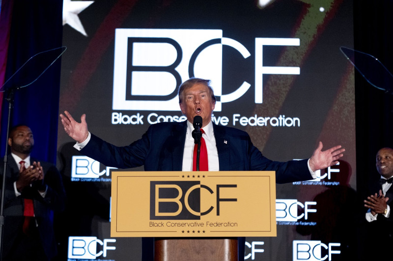 Donald Trump, al centro, habla en la Gala Anual de Honores BCF de la Federación Conservadora Negra en en Columbia, Carolina del Sur, el viernes pasado.