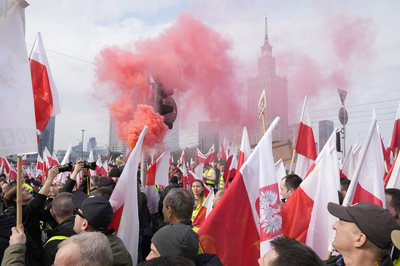 Agricultores polacos con banderas nacionales y letreros protestan contra las políticas agrícolas de la Unión Europea y contra las importaciones de alimentos de Ucrania.