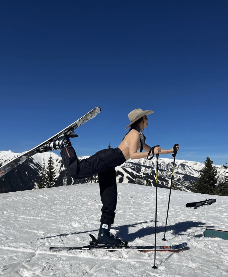 La actriz mexicana Camila Sodi se cayó mientras esquiaba en Aspen.