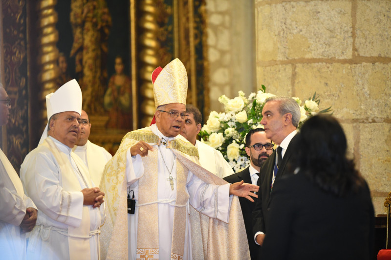 Monseñor Osoria, al centro, con Benito Ángeles a su derecha y el presidente Abinader a su izquierda