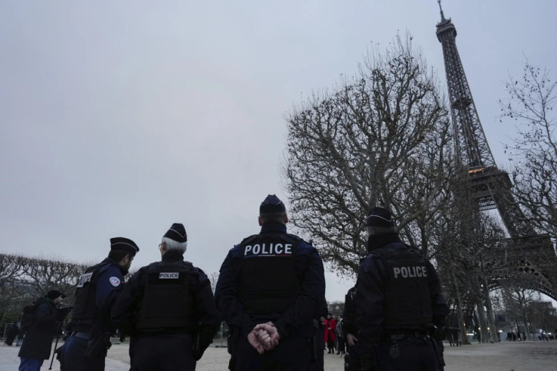 Policías franceses patrullan en los alrededores de la torre Eiffel en París, el 7 de diciembre de 2023.