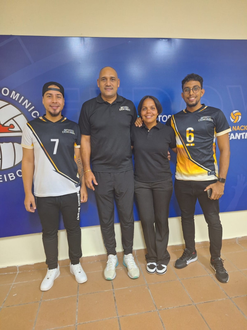 El entrenador del equipo de la provincia Santo Domingo, Amaury Martínez, la encargada Leiny Abreu y los jugadores Yariel Abreu (capitán) y Brayan Martínez.