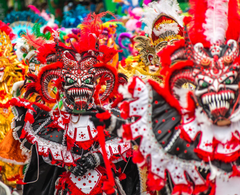 El personaje emblemático del Carnaval Vegano es el "diablo cojuelo" que muestra su colorido.